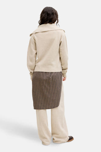 Gilet beige de JJXX, vu de de'rière avec une une large et et et large pantalon.