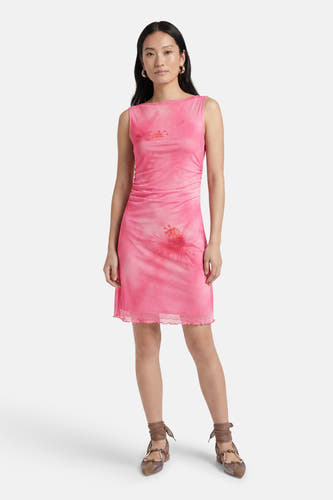 Roze mouwloos kleedje van doorschijnende stof van JJXX met abstracte bloemenprint, ruches en golfjesrand.