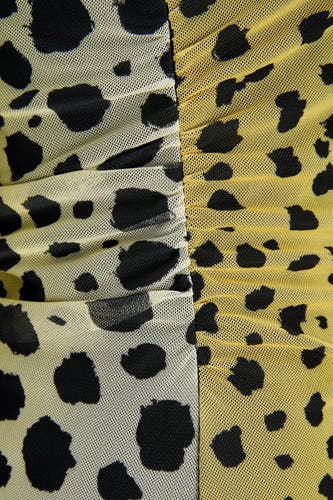 Manteau jaune sans manches de JJXX, avec un imprimé léopard et des volants au milieu.