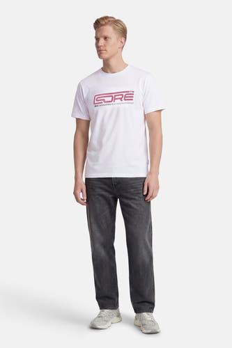 Wit T-shirt met korte mouwen van CORE BY JACK & JONES, gedragen met donkere jeans en sneakers.