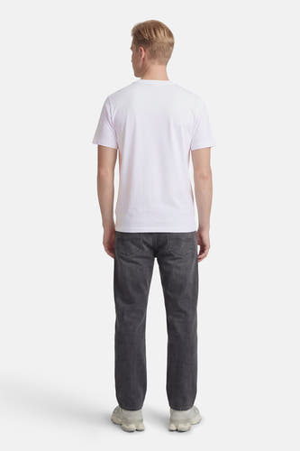 Wit T-shirt met korte mouwen van CORE BY JACK & JONES, gezien van achteren, gecombineerd met een grijze jeans.