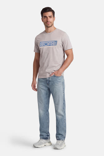 T-shirt gris à manches courtes de CORE BY JACK & JONES, avec un imprimé texte bleu et porté avec un jean.