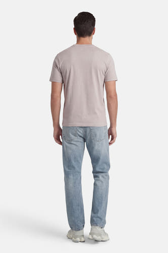 T-shirt gris à manches courtes de CORE BY JACK & JONES, vu de dos, avec un jean et des baskets blanches.