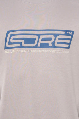 T-shirt gris à manches courtes de CORE BY JACK & JONES, avec un grand logo sur la poitrine.