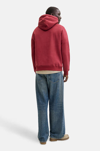 Pull rouge avec capuche d'ORIGINALS BY JACK & JONES, coupe décontractée, associé à des jeans bleus et des chaussures en cuir.
