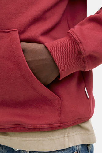 Pull-over rouge avec capuche d'ORIGINALS BY JACK & JONES, avec une main dans la poche et des détails à fines bretelles.