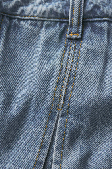 Korte rok van lichtblauwe denim van JJXX, met contrasterende stiksels en lusje.
