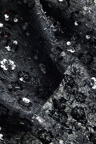 Longue jupe noire de JJXX, avec paillettes, sequins et un motif floral raffiné.