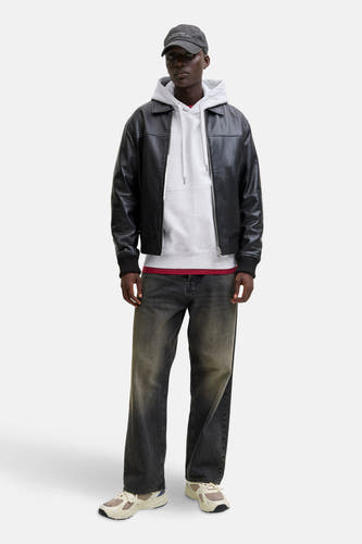 Grijze sweater met kap van ORIGINALS BY JACK & JONES, gedragen onder een zwarte leren jas met jeans en sneakers.