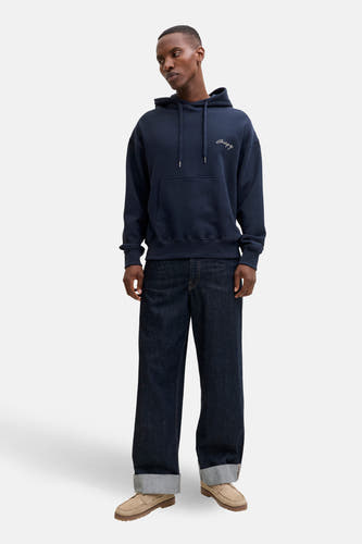 Blauwe sweater met kap van ORIGINALS BY JACK & JONES, gecombineerd met donkere jeans en suède schoenen.
