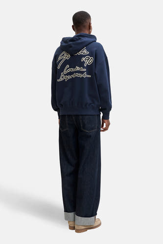 Pull-over bleu avec capuche d'ORIGINALS BY JACK & JONES, imprimé sur le dos, associé à des jeans foncés et des chaussures marrons.
