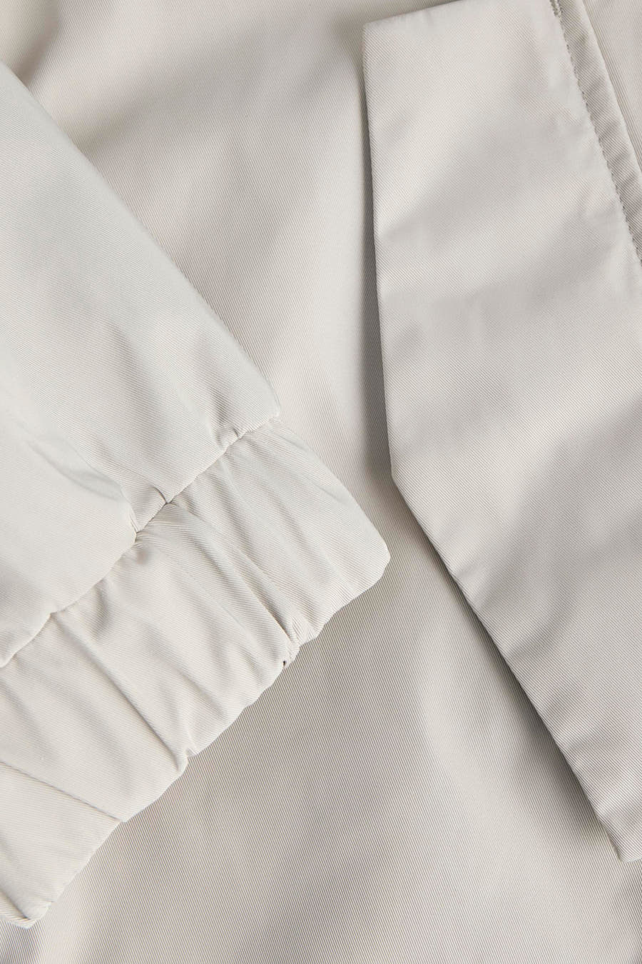 Manteau court gris de CORE BY JACK & JONES, avec des extrémités de manches élastiques et une texture lisse.