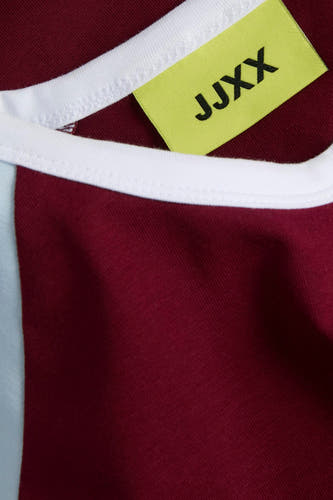 Bordeaux T-shirt met korte mouwen van JJXX, met witte bies en label in de kraag.
