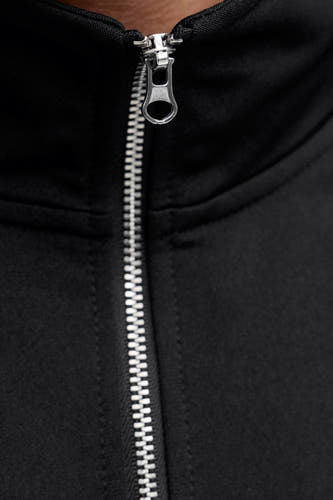 Gilet noir de CORE BY JACK & JONES, avec une fermeture éclair argentée.