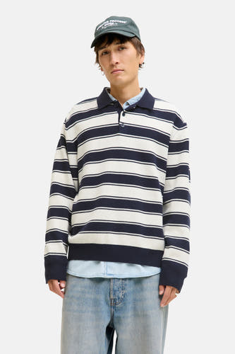 T-shirt bleu d'ORIGINALS BY JACK & JONES, à rayures horizontales, porté sous un manteau et avec des jeans larges.