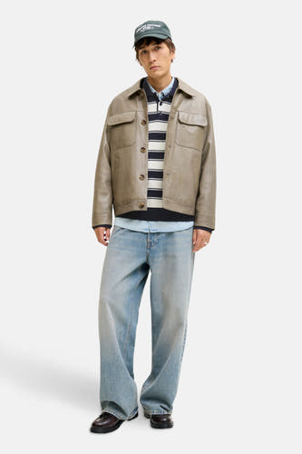 Blauwe trui van ORIGINALS BY JACK & JONES, met horizontale strepen, gedragen onder een jas en met wijde jeans.
