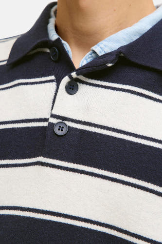 T-shirt bleu d'ORIGINALS BY JACK & JONES avec des rayures horizontales et un col polo, porté sur une chemise de denim bleue.