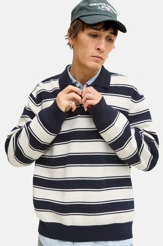 Marqueau rayée de Jack &S J &S,,,,col col et longs manches, portée avec un chapeau et une chemise en denim.