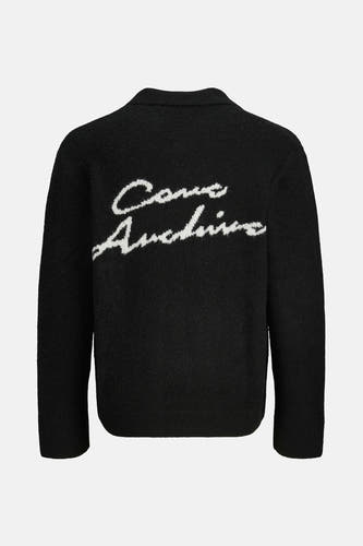 Sweat-shirt noir à col V de CORE BY JACK & JONES, avec une texture tricotée et un texte blanc sur le dos.