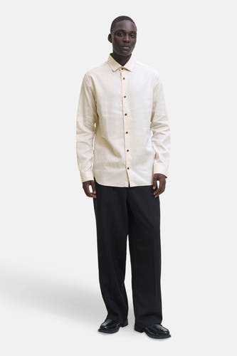 Beige overhemd met lange mouwen van PREMIUM by JACK & JONES, effen en compleet met bruine knopen.