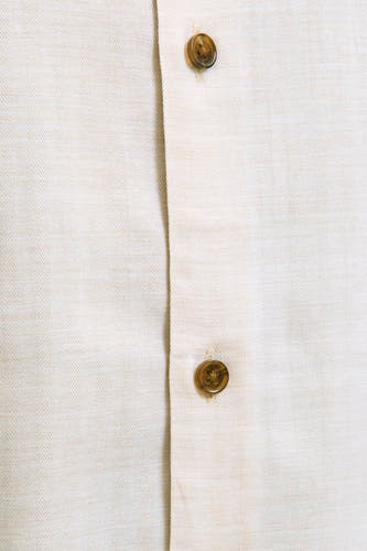Chemise de lin beige à longues manches PREMIUM by JACK & JONES, avec un motif à carreaux et des boutons bruns.