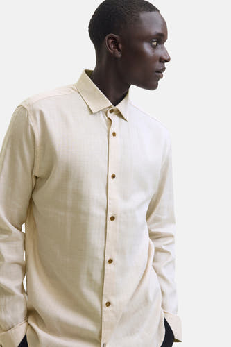 Chemise beige à longues manches de PREMIUM by JACK & JONES, tissu lisse en vue latérale.