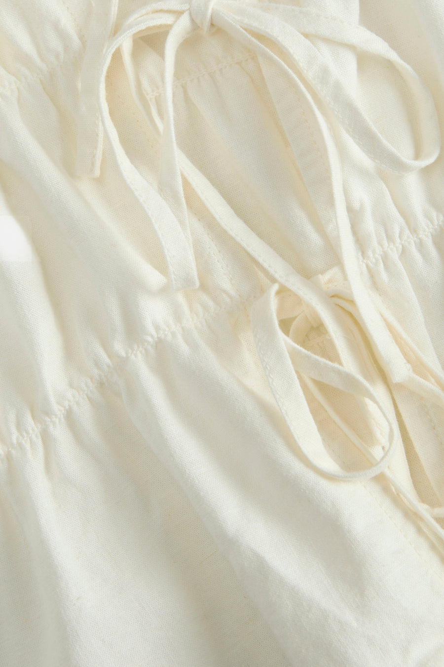 Chemisier blanc de JJXX avec tissu aspect lin, cordons de serrage et plis.