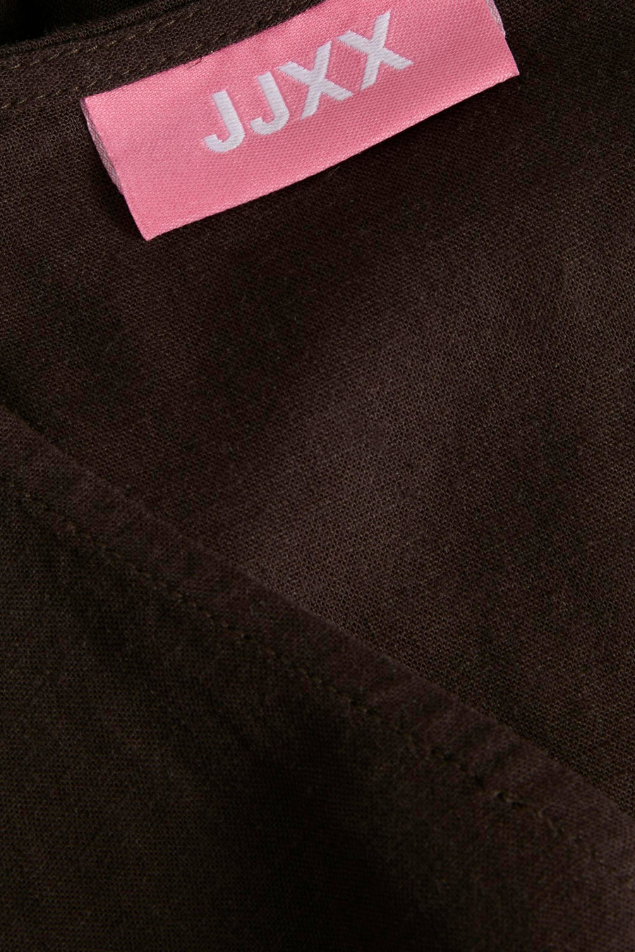 Chemisier marron de JJXX avec étiquette rose à texte blanc et texture de tissage visible.