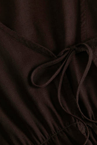 Chemisier marron JJXX avec col en V, détail de nœud et texture fine, gros plan.