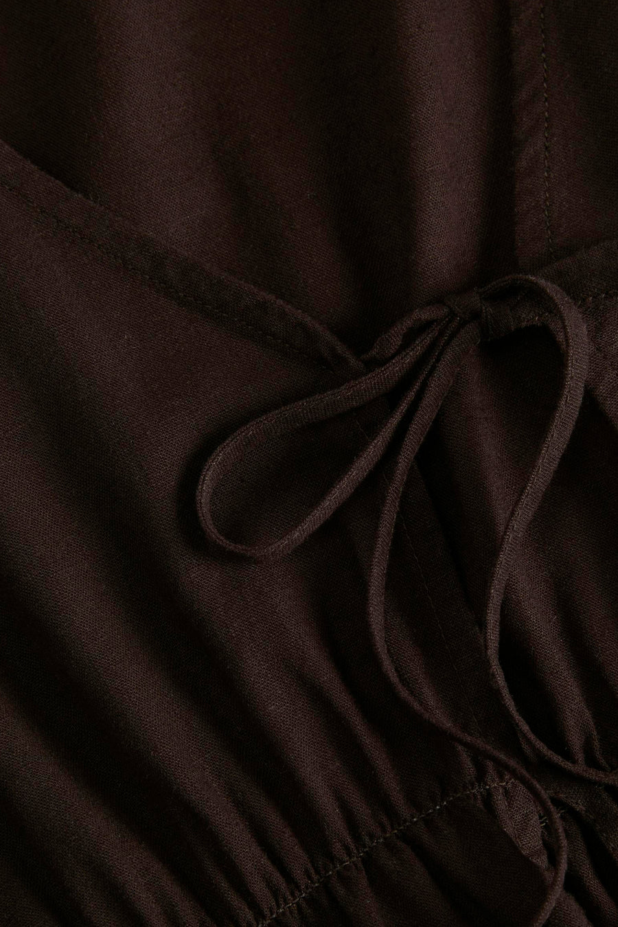 Chemisier marron JJXX avec col en V, détail de nœud et texture fine, gros plan.
