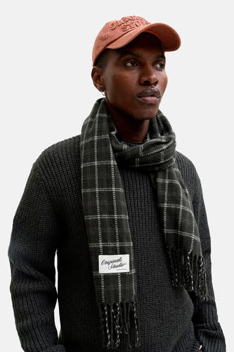 Chapeau d'hiver Kaki d ACCESSORIES BY JACK & JONES, un motif de lunettes et des franges, porté avec une chemise grise foncée et un chapeau orange.
