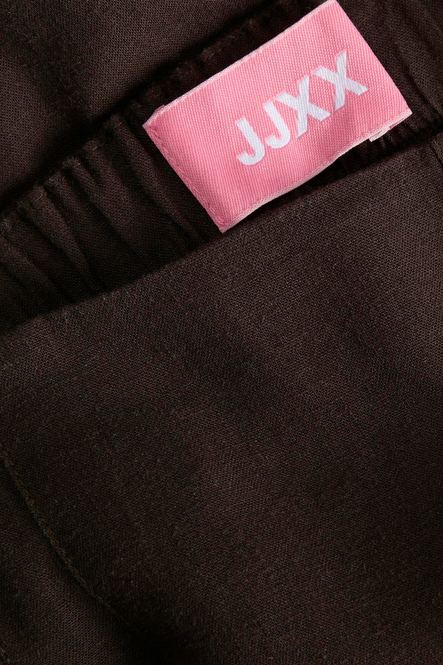 Pantalon marron de JJXX, avec une couleur unie et une texture, vue rapprochée.