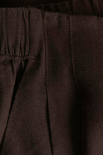 Pantalon marron de JJXX, avec une taille élastique et des plis subtils dans le tissu.