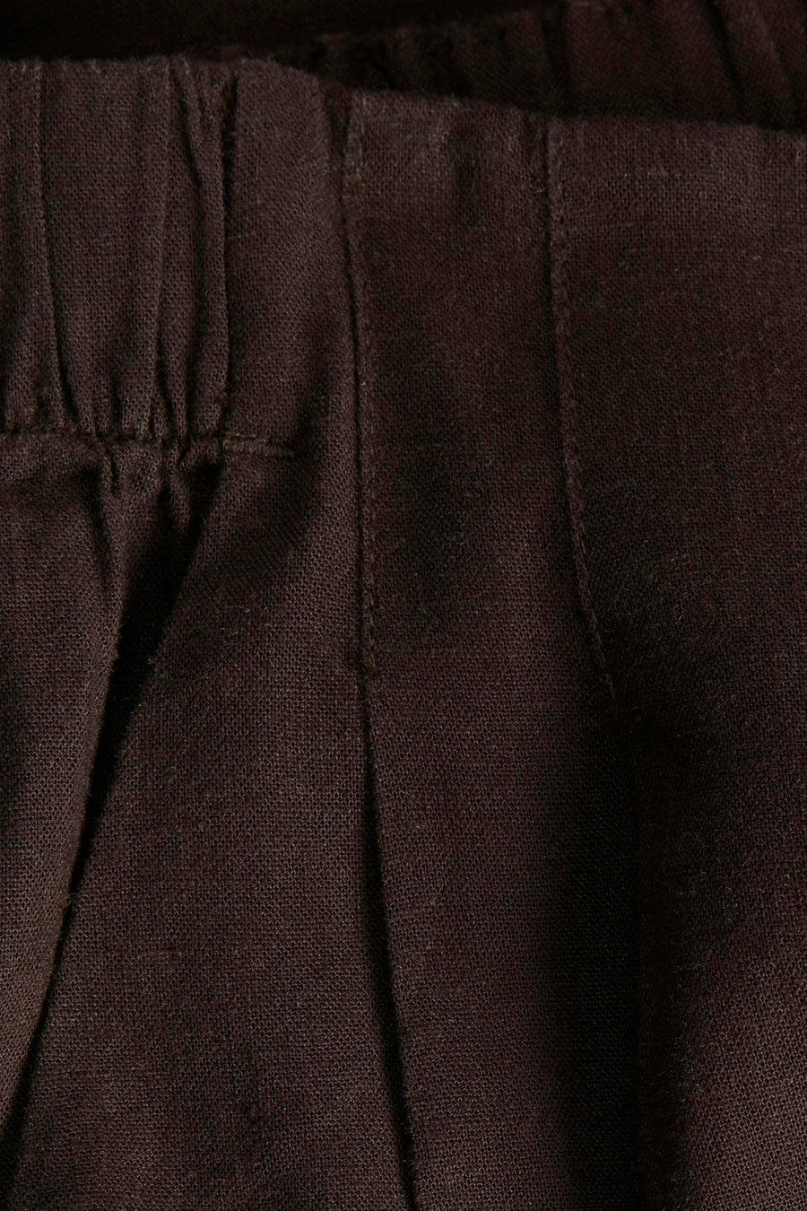 Pantalon marron de JJXX, avec une taille élastique et des plis subtils dans le tissu.