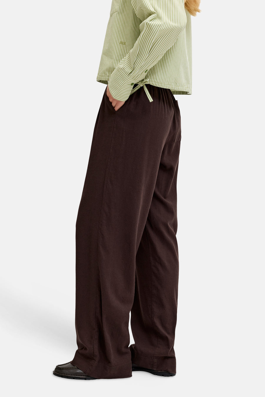 Pantalon marron de JJXX, à jambes larges et taille élastique, combiné avec une blouse à carreaux verts.