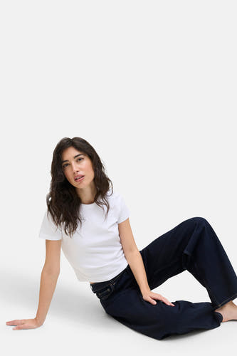 Jean denim bleu marine spécial fit de JJXX porté avec un T-shirt blanc, dans une pose détendue.
