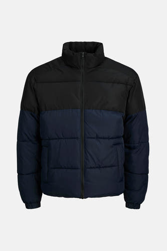 Manteau court à deux couleurs de CORE BY JACK & JONES, avec une partie supérieure noire et un rembourrage bleu.