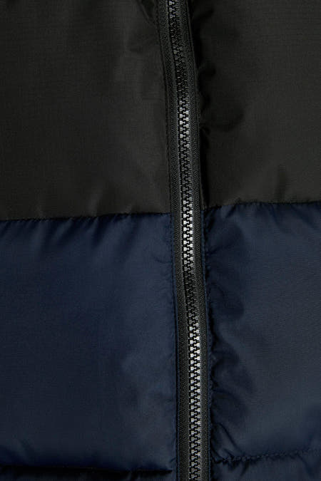 Gilet chauffant noir de CORE BY JACK & JONES, gros plan de la fermeture éclair à l'avant.