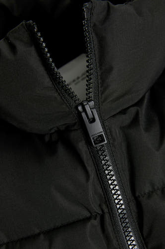 Zwarte bodywarmer van CORE BY JACK & JONES, close-up van de rits aan de voorkant.
