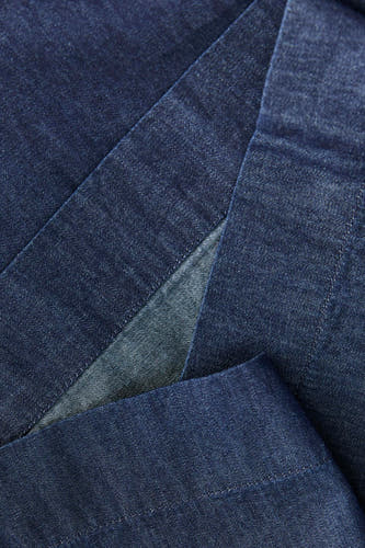 Short en jean bleu marine de JJXX avec texture de tissage diagonale visible, coutures claires et plis.