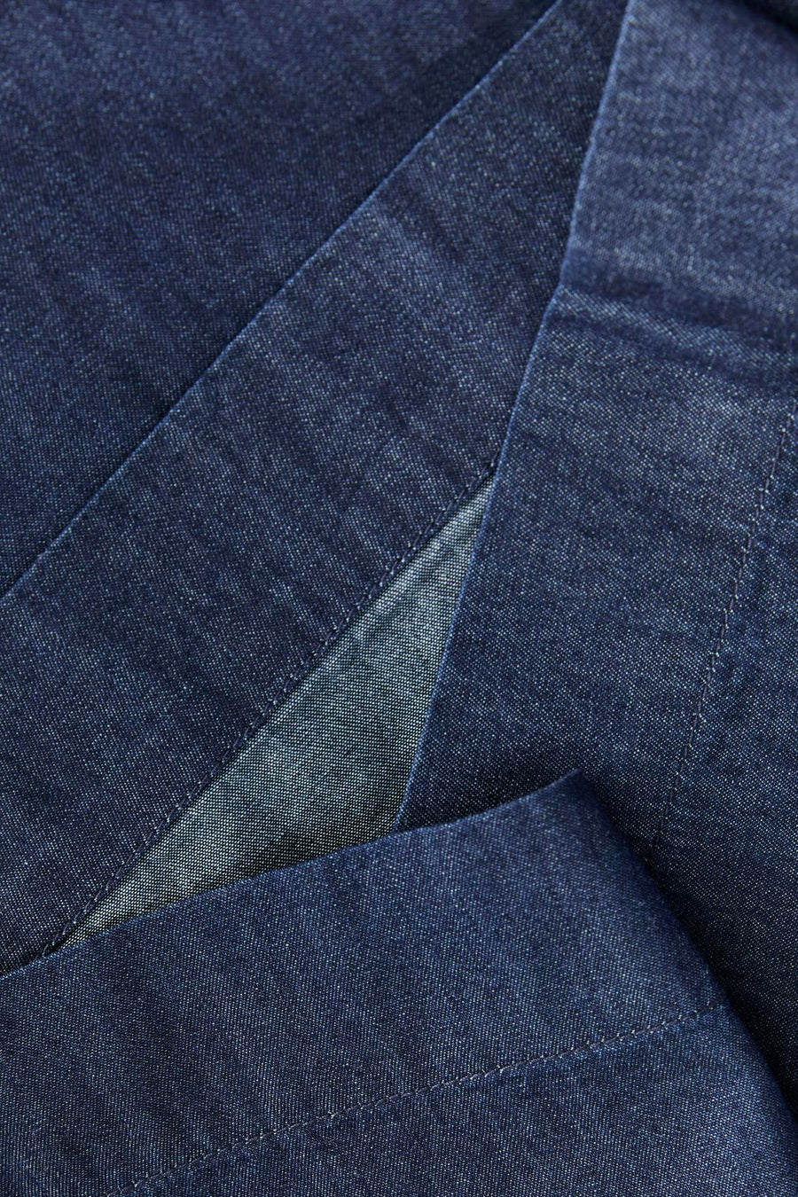Short en jean bleu marine de JJXX avec texture de tissage diagonale visible, coutures claires et plis.