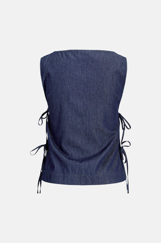 Chemisier en denim bleu foncé de JJXX, sans manches avec détails de nœud sur les côtés, vue arrière.