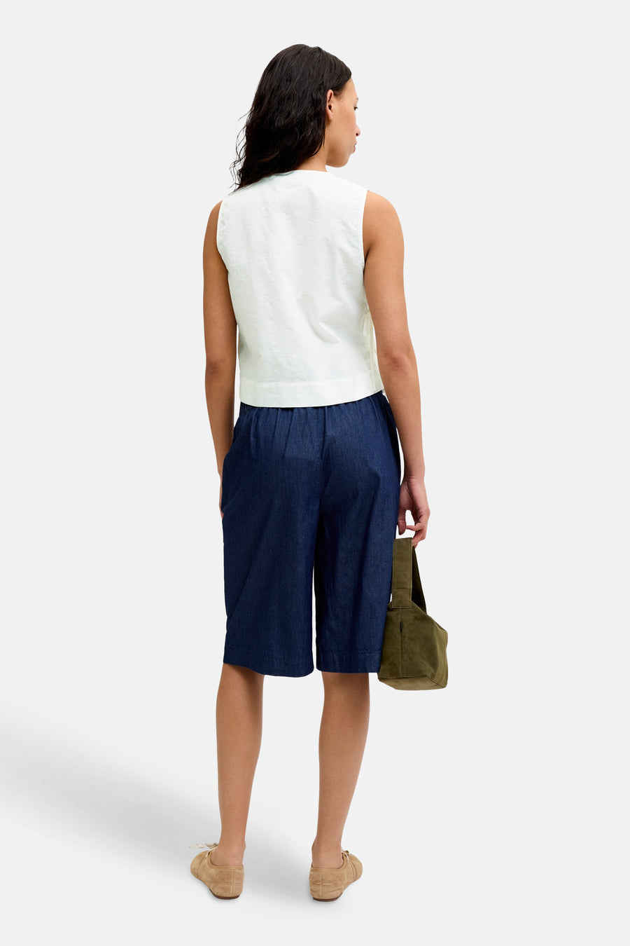 Chemisier blanc sans manches de JJXX avec texture fine, vu de dos, porté avec un short bleu foncé.