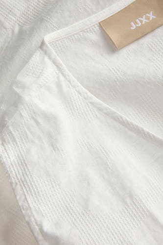 Chemise blanche JJXX avec un motif à carreaux subtil et un détail au niveau de l'encolure.