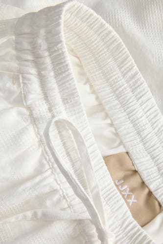 Short blanc JJXX avec taille élastique, cordon de serrage et subtile structure gaufrée.