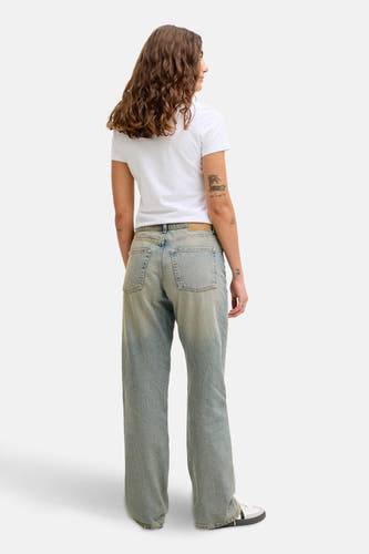 Jean droit en denim bleu clair de JJXX, vu de derrière avec un T-shirt blanc et des baskets.