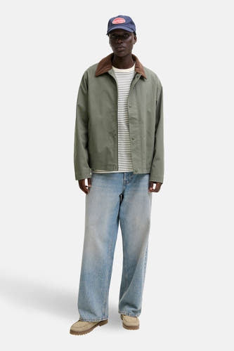 Beige T-shirt met korte mouwen van ORIGINALS BY JACK & JONES, met een gestreept patroon en gedragen onder een kaki jas.
