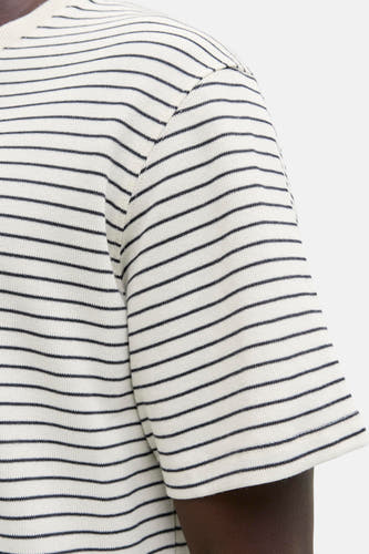 T-shirt beige à manches courtes de ORIGINALS BY JACK & JONES, avec un motif rayé et une texture visible.