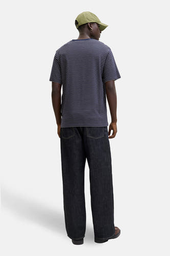T-shirt bleu à rayures à manches courtes de ORIGINALS BY JACK & JONES, avec une casquette verte et un jean foncé.