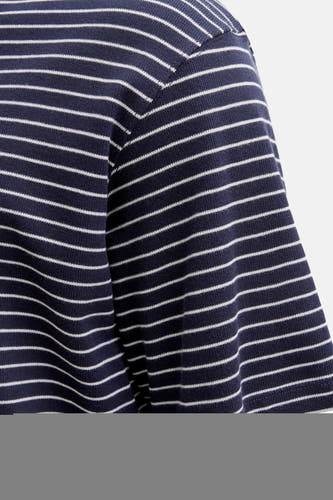 T-shirt bleu rayé à manches courtes de ORIGINALS BY JACK & JONES, gros plan sur l'épaule.